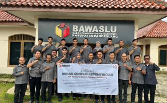 Foto Bersama ASN Bawaslu Kabupaten Pandeglang bersama Ketua dan Anggota Bawaslu Kabupaten Pandeglang setelah prosesi deklarasi bebas konflik kepentingan