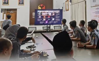 Anggota dan jajaran staf sekretariat Bawaslu Kabupaten Pandeglang saat mengikuti rapat konsolidasi kelembagaan secara daring