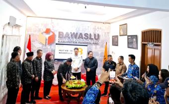Ketua Bawaslu Pandeglang saat prosesi pemotongan tumpeng pada perayaan HUT ke-18 Bawaslu