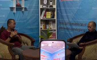 Koordinator Divisi Penanganan Pelanggaran Data dan Informasi Bawaslu Kabupaten Pandeglang, Didin Tahajudin (kiri) saat melakukan kajian yang ditayangkan secara langsung melalui flatform youtube Jumat, (13/03/2026) 