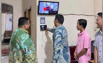 Ketua Bawaslu Republik Indonesia Dr. Rahmat Bagja,SH.,LL.M (kiri) saat melihat secara langsung penerapan absensi melalui fingerprint di Bawaslu Kabupaten Pandeglang Kamis, (26/03/2026)