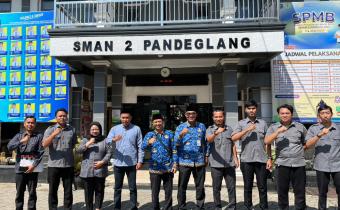 Jajaran Bawaslu Kabupaten Pandeglang saat sesi foto bersama dengan Kepala Sekolah SMAN 2 Pandeglang Selasa, (27/04/2026)