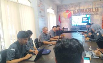 Suasana peningkatan kapasitas SDM Bawaslu Kabupaten Pandeglang dalam Program Cerdas Senin, (13/04/2026)