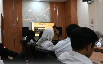 Peserta saat memenyimak materi pada pelatihan fotografi dan videografi bagi jajaran kehumasan se-Provinsi Banten di Sekretariat Bawaslu Provinsi Banten, Rabu (15/04/2026).