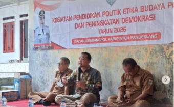 Anggota Bawaslu Kabupaten Pandeglang, Didin Tahajudin (tengah) saat memberikan materi pada kegiatan pendidikan politik yang diselenggarakan oleh Kesbangpol Pandeglang dengan tema “Peran Pemilih Pemula dalam Mengawal Pemilu Jujur, Adil, dan Bermartabat” Senin, (25/05/2026)