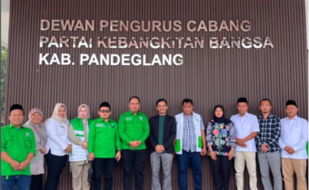 Sesi poto bersama ketua dan anggota Bawaslu Kabupaten Pandeglang bersama ketua dan jajaran pengurus DPC PKB Kabupaten Pandeglang pada kunjungan konsolidasi demokrasi di sekretariat DPC PKB Pandeglang Rabu, (29/07/2026)
