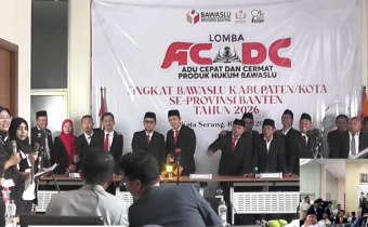 Ketua dan Anggota Bawaslu Kabupaten Pandeglang (kiri) saat menjadi peserta pada kegiatan Adu Cepat Dan Cermat (ACDC) di Sekretariat Bawaslu Provinsi Banten Rabu, (10/06/2026)