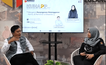 Gianinda A. Sugianto (kanan) saat menjadi narasumber Kajian Umum Hukum Pemilu dan Pemilihan di Sekretariat Bawaslu Kabupaten Pandeglang Kamis, (18/06/2026)