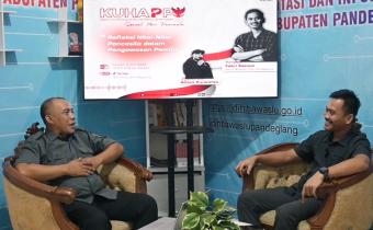 Ketua Bawaslu Kabupaten Pandeglang, Febri Setiadi (kanan) Saat mengisi KUHAPP edisi khusus memperingati Hari Lahir Pancasila di Kantor Bawaslu Kabupaten Pandeglang, Senin (1/6/2026)
