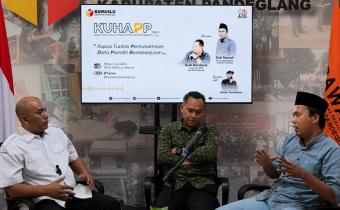 Koordinator Divisi Pencegahan Bawaslu Kabupaten Pandeglang, Didi Rosadi (kanan) saat menjadi narasumber dalam podcast KUHAPP Volume 6 bertajuk Kupas Tuntas PDPB di Kantor Bawaslu Kabupaten Pandeglang, Rabu (1/7/2026)