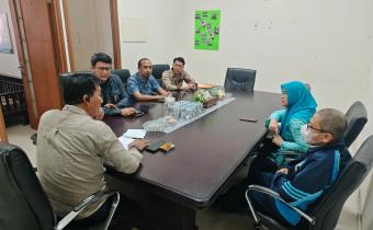 Kepala Sekretariat Bawaslu Kabupaten Pandeglang Jhon Marthin saat melakukan kunjungan ke Sekretariat Daerah Kabupaten Pandeglang dalam rangka Forum Konsultasi Publik Kamis, (06/08/2026)