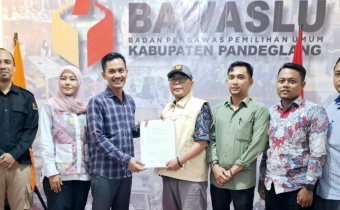 Ketua Bawaslu Pandeglang beserta jajaran PPID saat menerima kunjungan Komisi Informasi Provinsi Banten Kamis, (27/08/2026)