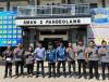 Jajaran Bawaslu Kabupaten Pandeglang saat sesi foto bersama dengan Kepala Sekolah SMAN 2 Pandeglang Selasa, (27/04/2026)